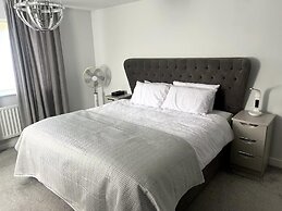 Horley Hideaway - 4 Bedroom House- Sleeps 7