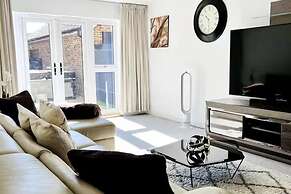 Horley Hideaway - 4 Bedroom House- Sleeps 7