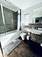 Horley Hideaway - 4 Bedroom House- Sleeps 7