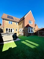 Horley Hideaway - 4 Bedroom House- Sleeps 7