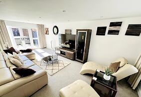 Horley Hideaway - 4 Bedroom House- Sleeps 7