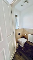 Horley Hideaway - 4 Bedroom House- Sleeps 7