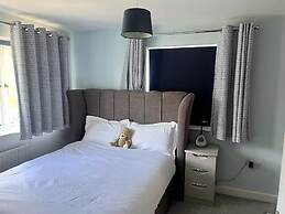 Horley Hideaway - 4 Bedroom House- Sleeps 7