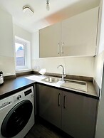 Horley Hideaway - 4 Bedroom House- Sleeps 7