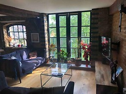 Stunning 2-bed Converted Warehouse - Sleeps 4