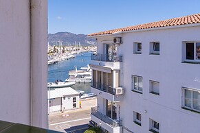 Villa in Empuriabrava With Pool & Canal Access