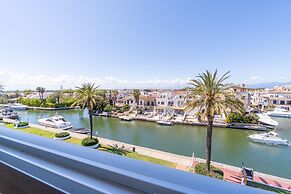 Villa in Empuriabrava With Pool & Canal Access