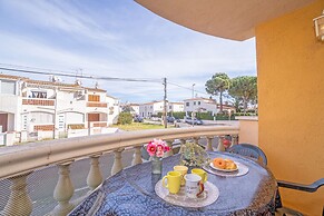 Apartment in Empuriabrava With Beach Access