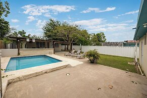 Private Pool Near the Beach Pet Friendly