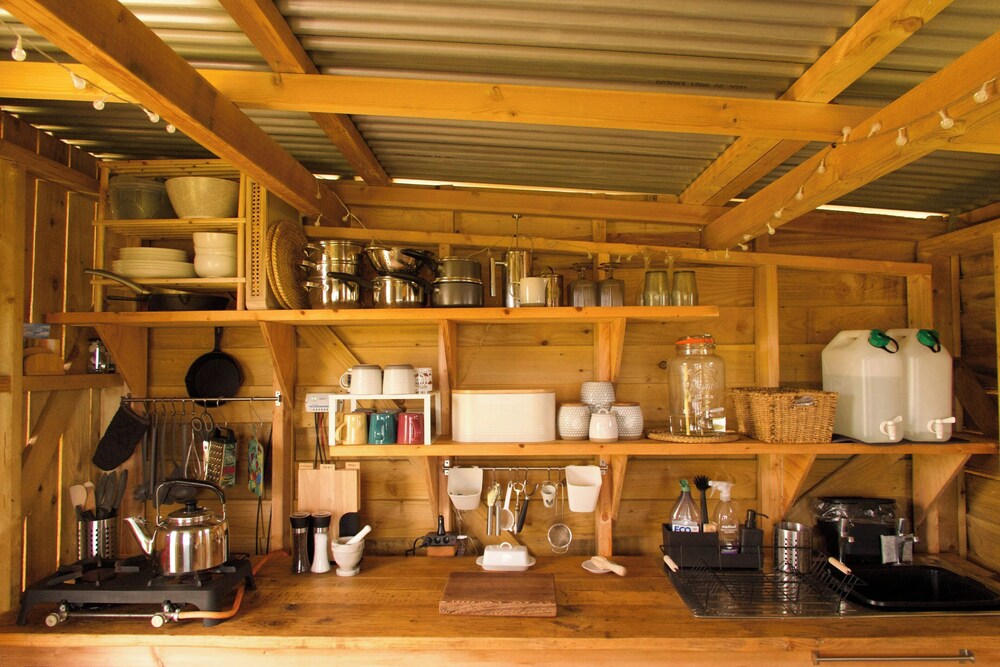 Glamping Pod - Sleeps 2 - Pets - Parking - Wifi