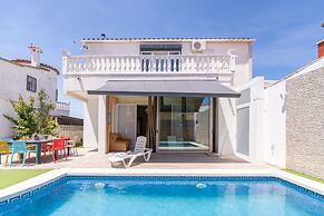 Sunlit Villa Near Sandy Beach