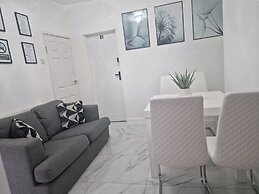 Lodge - Sleeps 10 & Free Parking