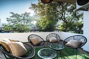 City Center Modern Boho Stay