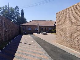 Emperor Lodge And Tours