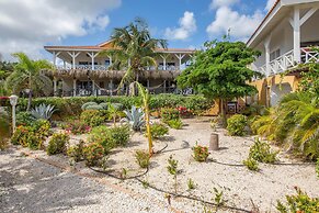 Tropical Garden Escape at Masbango - Jan Thiel