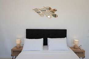 Adyton Luxury Suites Mykonos Poolside Luxury