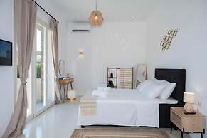 Adyton Luxury Suites Mykonos Poolside Luxury