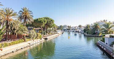 Villa in Empuriabrava With Private Pool & Mooring