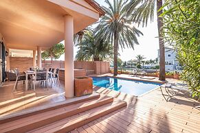 Villa in Empuriabrava With Private Pool & Mooring