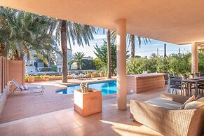 Villa in Empuriabrava With Private Pool & Mooring