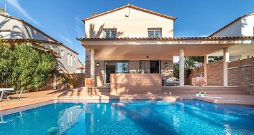 Villa in Empuriabrava With Private Pool & Mooring