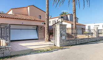 Villa in Empuriabrava With Private Pool & Mooring