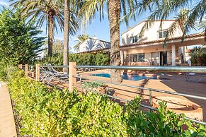 Villa in Empuriabrava With Private Pool & Mooring