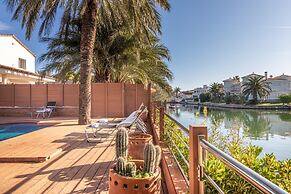 Villa in Empuriabrava With Private Pool & Mooring