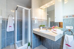 Villa in Empuriabrava With Private Pool & Mooring