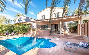 Villa in Empuriabrava With Private Pool & Mooring