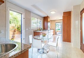 Villa in Empuriabrava With Private Pool & Mooring