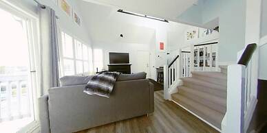 Artistic Hillside Loft