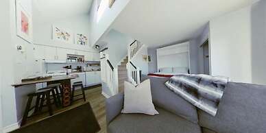 Artistic Hillside Loft