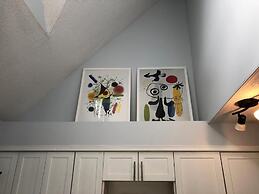 Artistic Hillside Loft