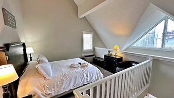 Freshly Upgraded Cozy Loft