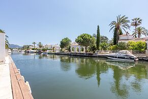 Villa in Empuriabrava With Pool & Boat Mooring