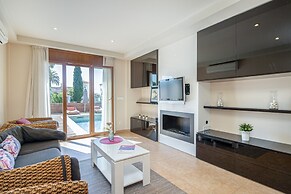 Villa in Empuriabrava With Pool & Boat Mooring
