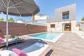 Villa in Empuriabrava With Pool & Boat Mooring