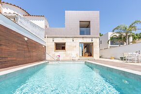 Villa in Empuriabrava With Pool & Boat Mooring
