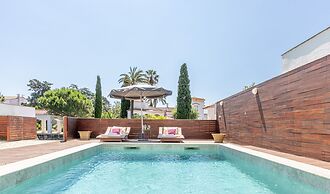 Villa in Empuriabrava With Pool & Boat Mooring