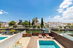 Villa in Empuriabrava With Pool & Boat Mooring