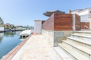 Villa in Empuriabrava With Pool & Boat Mooring