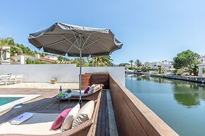 Villa in Empuriabrava With Pool & Boat Mooring
