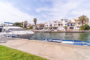 Apartment in Empuriabrava Near Sandy Beach