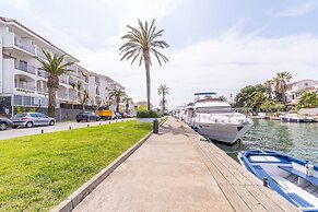 Apartment in Empuriabrava Near Sandy Beach