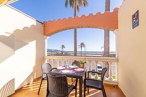 Beachfront Stay With Sea Views & Wi-fi