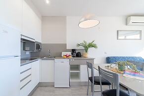 Beachfront Stay With Sea Views & Wi-fi