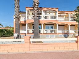 Beachfront Stay With Sea Views & Wi-fi