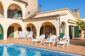 Luxury Canal-side Home With Pool