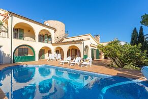 Luxury Canal-side Home With Pool